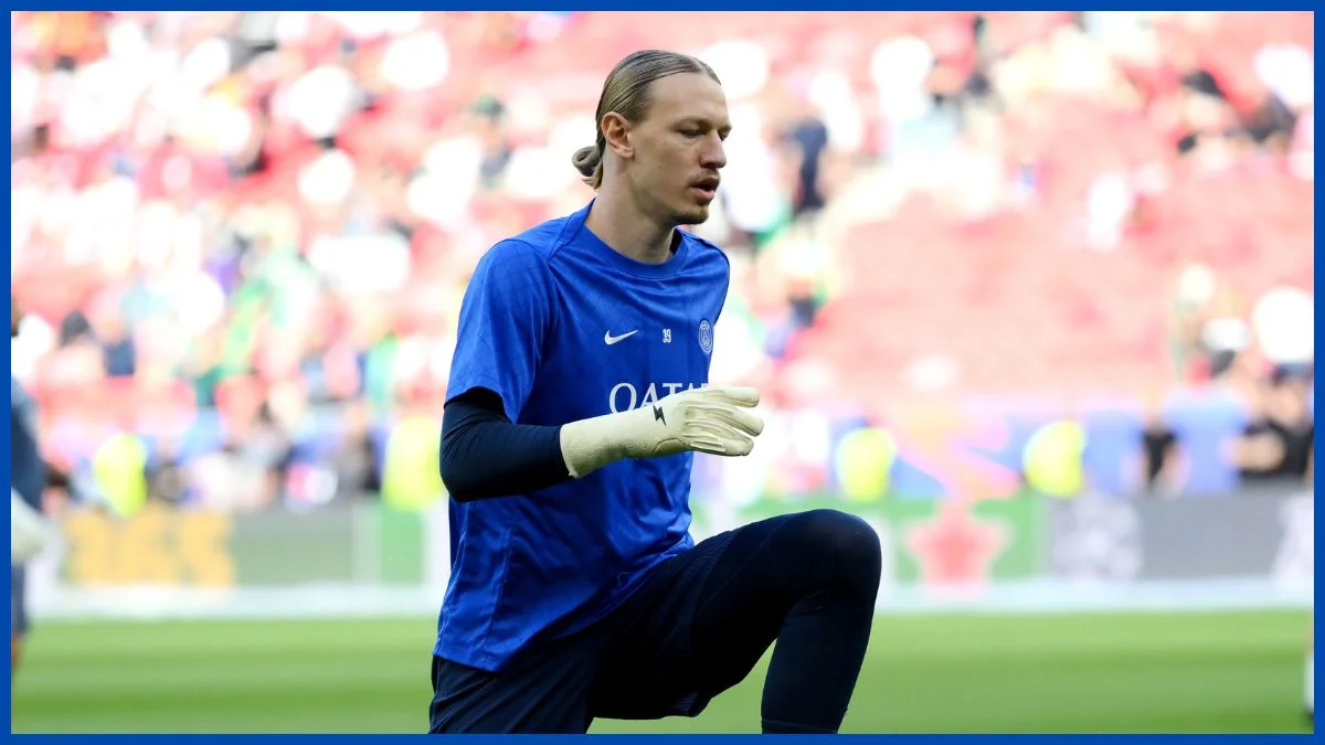 Matvey Safonov warming up for PSG.